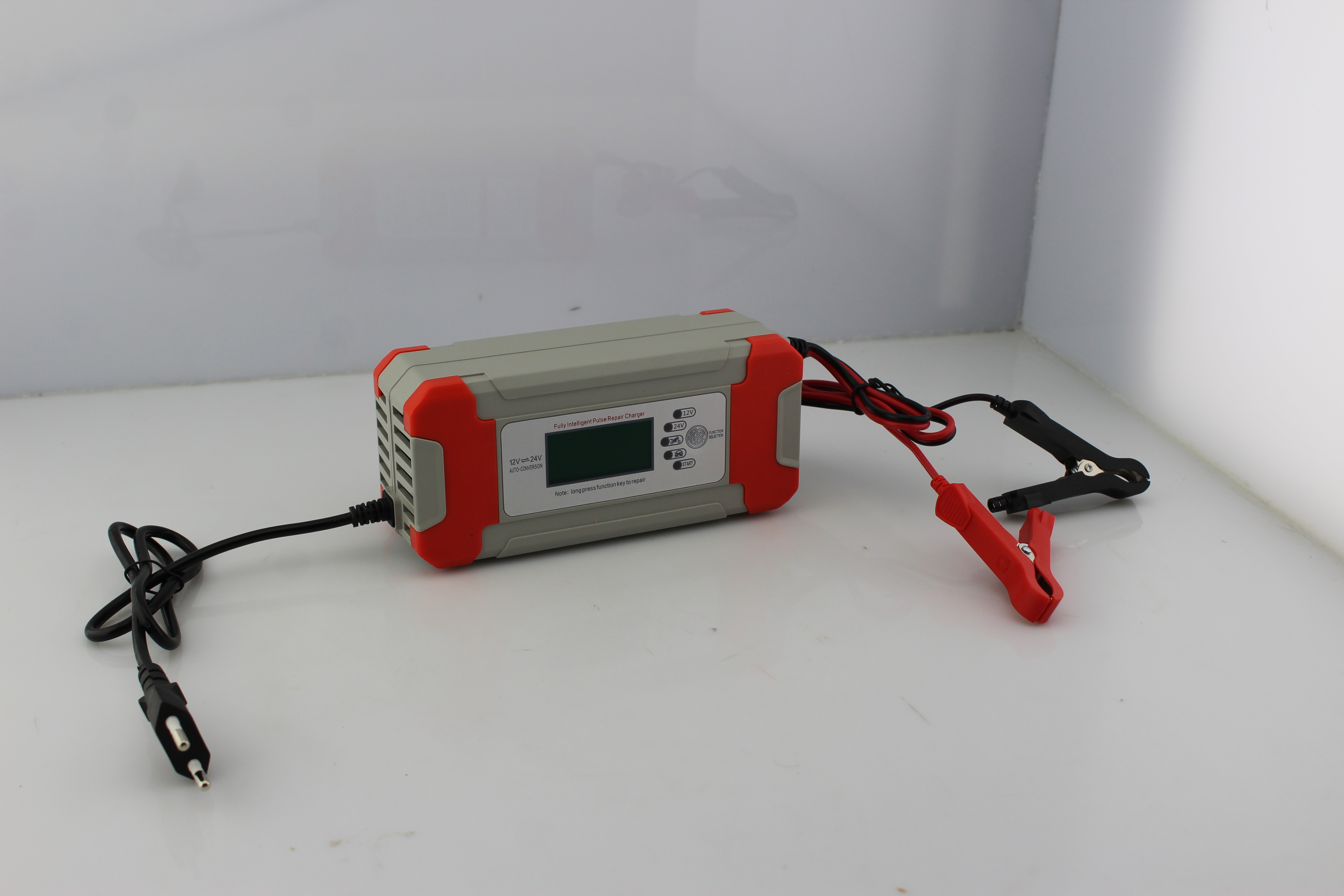 Зарядний пристрій для акумуляторів 12V-24V з дисплеєм